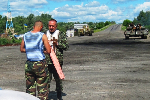 В зоні АТО гвардійців підтримує священик. ФОТО